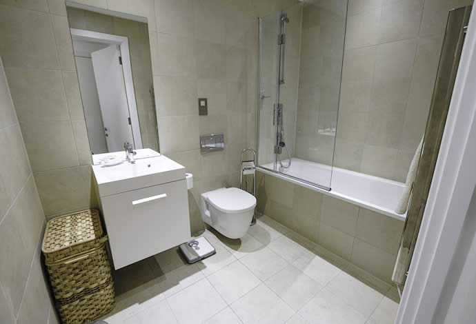 1 bed serviced apartment bathroom